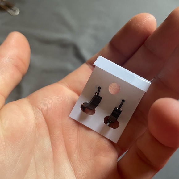 Skull and crossbone earrings - Picture 2 of 2